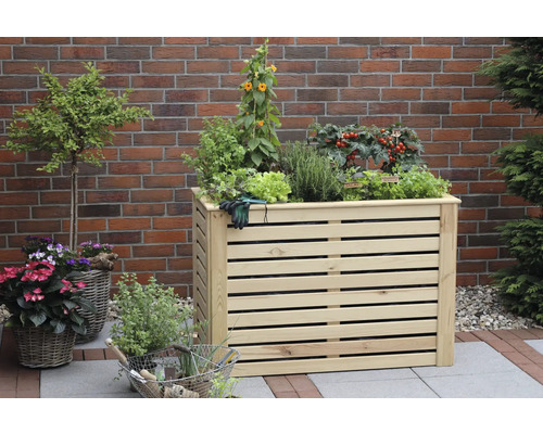 Jardinière surélevée en bois avec diverses plantes dans le jardin