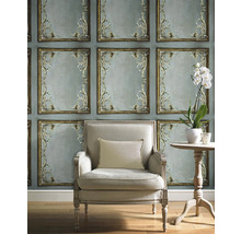 Pièce décorative avec fauteuil, table et papier peint mural à motifs encadrés pour une ambiance classique.