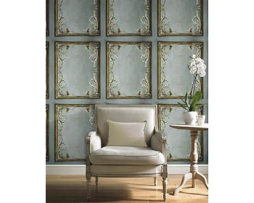 Pièce décorative avec fauteuil, table et papier peint mural à motifs encadrés pour une ambiance classique.