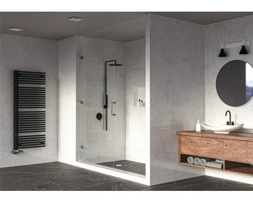 Badezimmer mit Duschkabine, Waschbecken, Spiegel und Heizkörper