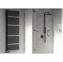 Modernes Badezimmer mit schwarzem Handtuchwärmer, Dusche und Armaturen