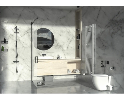 Helles Badezimmer mit Dusche, Waschtisch, Spiegel, Regal, Handtuchwärmer und Toilette