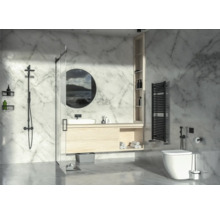 Modernes Badezimmer mit Marmorwänden, Dusche, Waschtisch und Toilette.