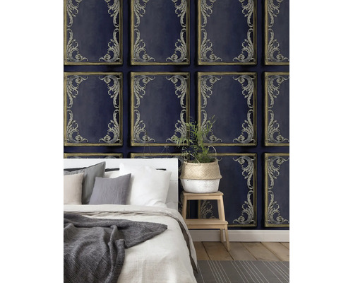 Chambre à coucher avec papier peint à motifs avec cadres et ornements