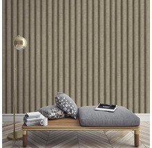 Innenaufnahme eines Raumes mit Stehlampe und geriffelter Tapete