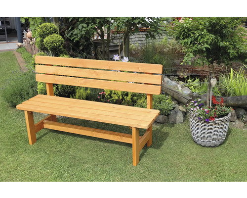 Banc de jardin en bois sur une pelouse dans un jardin