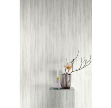 Papier peint clair à chevrons dans une pièce avec décoration