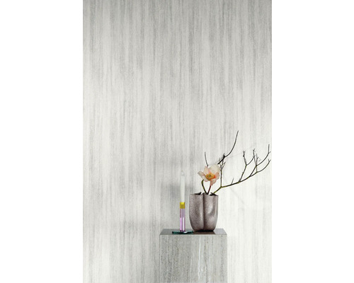 Papier peint clair à chevrons dans une pièce avec décoration