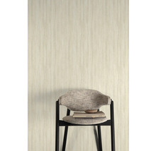 Detailaufnahme einer beigen Vliestapete mit Textilstruktur