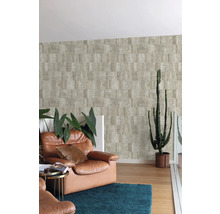 Wohnzimmer mit braunem Ledersessel, blauem Teppich und gemusterter Tapete