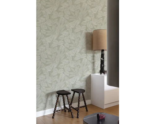 Raumansicht mit floral gemusterter Tapete, Hockern und Lampe