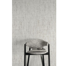 Gros plan d''un papier peint texturé blanc avec une chaise