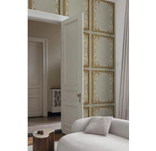 Intérieur avec papier peint à cadres en stuc, porte ouverte et canapé