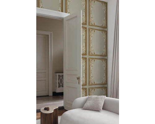 Intérieur avec papier peint à cadres en stuc, porte ouverte et canapé