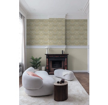 Salon avec papier peint à motifs, cheminée, canapé et table d''appoint