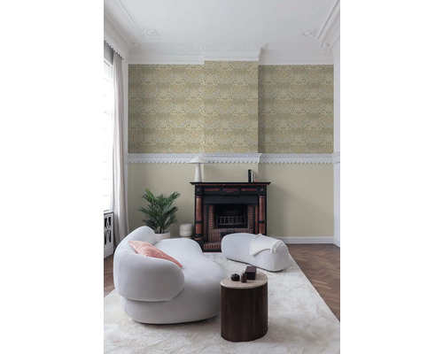 Salon avec papier peint à motifs, cheminée, canapé et table d''appoint