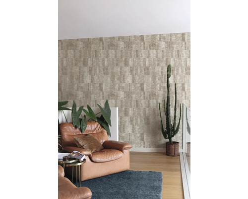 Salon avec papier peint à motifs, fauteuil et plantes d''intérieur pour une ambiance chaleureuse