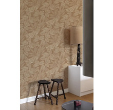 Espace de vie avec un papier peint mural à motif de feuilles