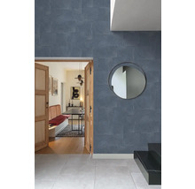 Intérieur avec un mur de carreaux à motifs, un miroir et une porte en bois ouverte