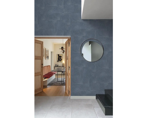 Intérieur avec un mur de carreaux à motifs, un miroir et une porte en bois ouverte