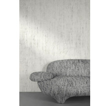 Gros plan d''un canapé gris devant un mur