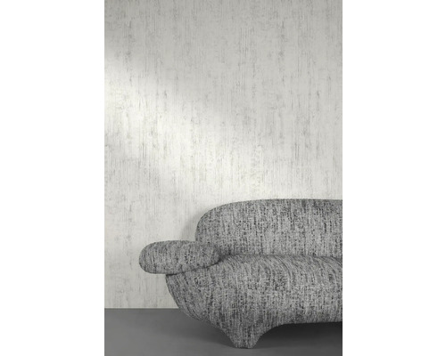 Gros plan d''un canapé gris devant un mur