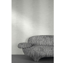 Nahaufnahme einer grauen Struktur Tapete über einem Sofa.