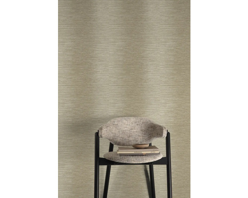 Nahaufnahme einer Wand mit horizontal strukturierter Tapete hinter einem Stuhl.