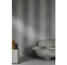 Szene mit grauer Tapete, Sofa und Dekoration