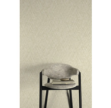 Papier peint à chevrons derrière une chaise avec des livres