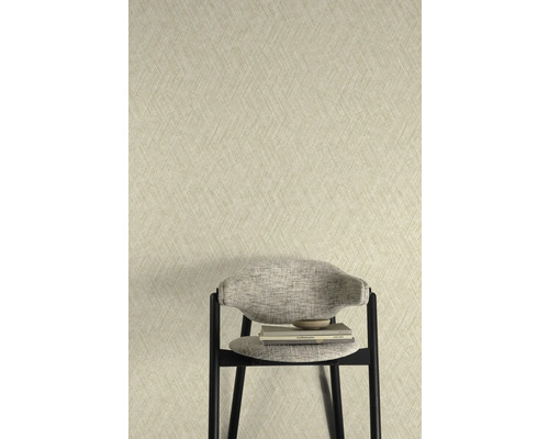 Papier peint à chevrons derrière une chaise avec des livres