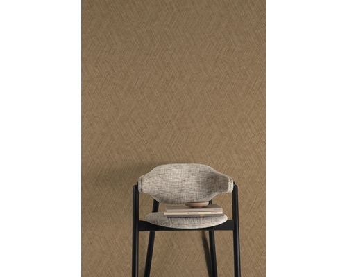 Braune Vliestapete mit grafischem Muster und Stuhl
