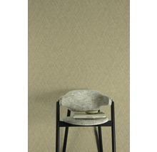 Gros plan d''un papier peint à motifs subtils et d''une chaise