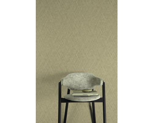 Gros plan d''un papier peint à motifs subtils et d''une chaise