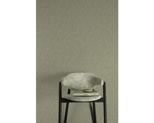 Nahaufnahme einer gemusterten Tapete mit einem Stuhl davor