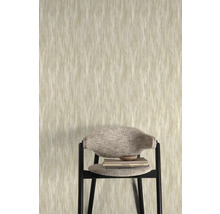 Papier peint photo avec motif abstrait et une chaise au premier plan