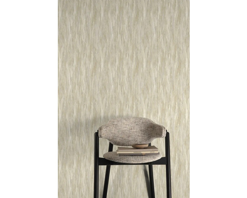 Papier peint photo avec motif abstrait et une chaise au premier plan