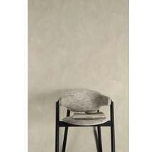 Intérieur décoratif avec chaise, livres et bol devant un mur