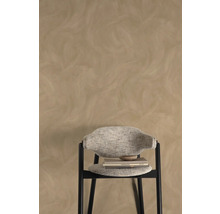 Aménagement mural avec technique d''enduit vénitien et chaise