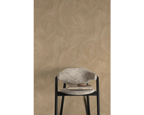 Aménagement mural avec technique d''enduit vénitien et chaise