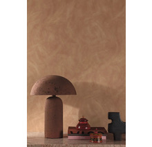 Scène décorative avec lampe de table, livres et pots ornementaux