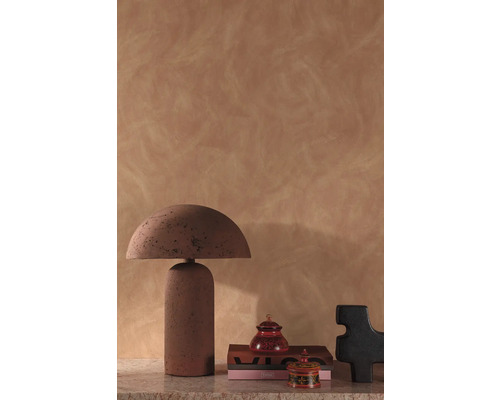 Scène décorative avec lampe de table, livres et pots ornementaux