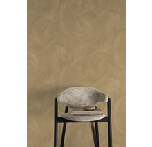 Aménagement mural avec enduit marbré et chaise