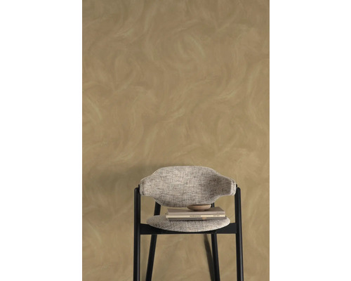 Aménagement mural avec enduit marbré et chaise