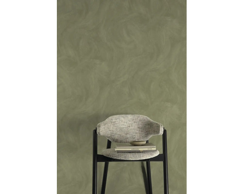 Wandgestaltung mit Spachteltechnik und Stuhl