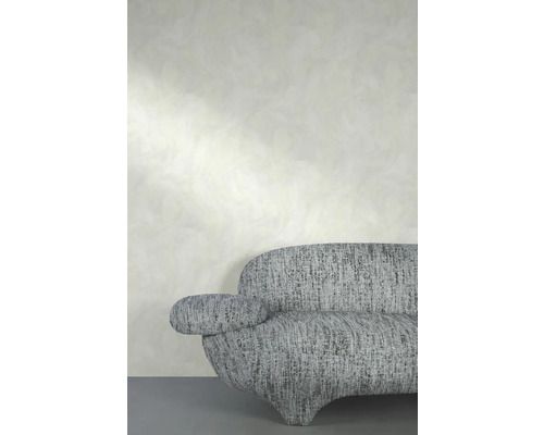 Graues Sofa mit strukturiertem Stoffbezug vor einer Wand