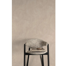 Chaise avec revêtement en tissu et bol en bois sur des livres