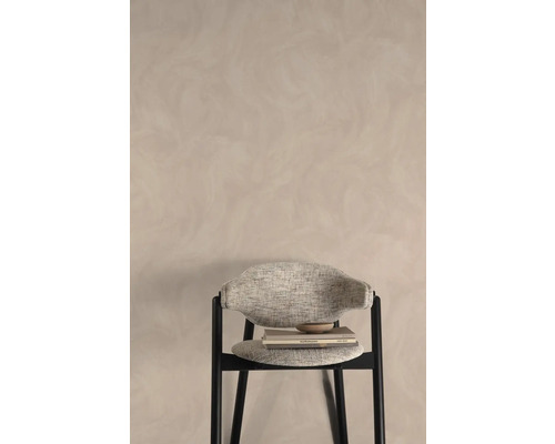 Chaise avec revêtement en tissu et bol en bois sur des livres