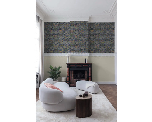 Salon avec papier peint à motifs floraux, cheminée et meubles blancs pour une ambiance lumineuse et moderne