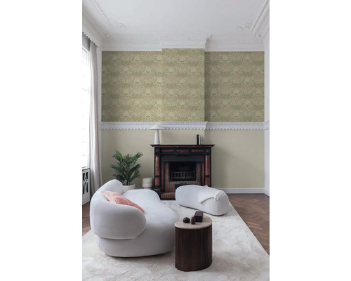 Salon avec papier peint à motifs, cheminée et meubles blancs pour une ambiance lumineuse et spacieuse.